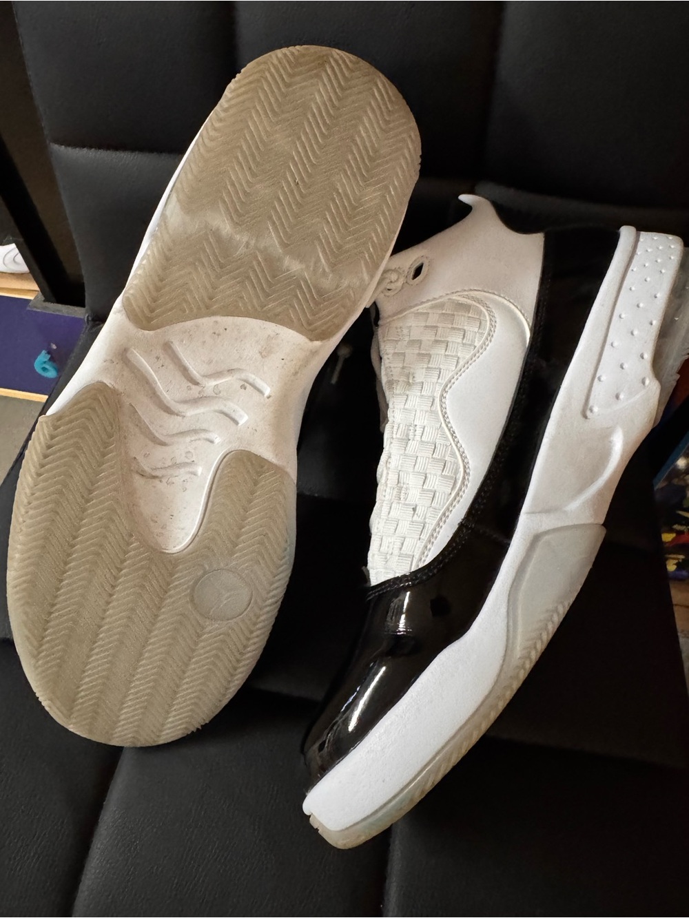 Air Jordan max aura2 - White/Black with Red Jumpman - Picture 5 of 5